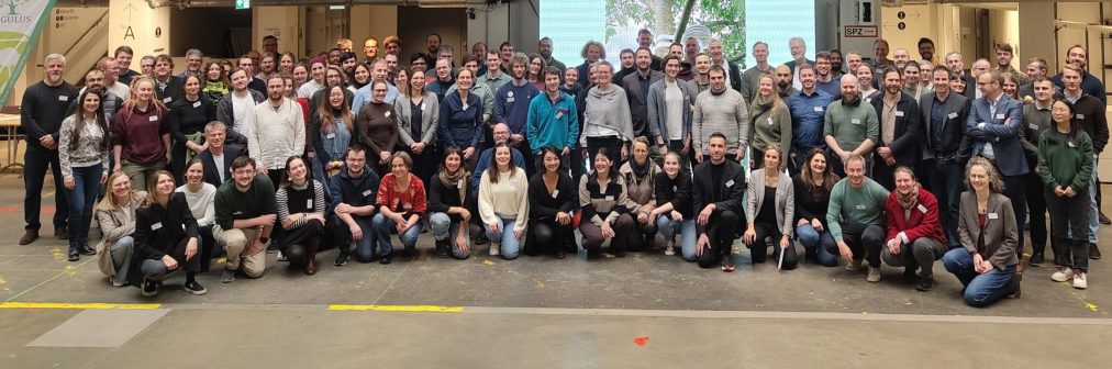 Gruppenfoto der REGULUS-Community 2026 im HP8 Gasteig München in Halle E