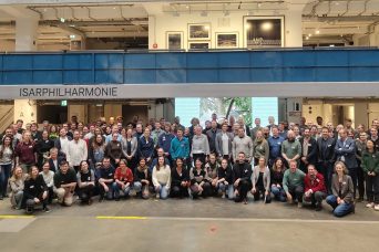 Gruppenfoto der REGULUS-Community 2026 im HP8 Gasteig München in Halle E