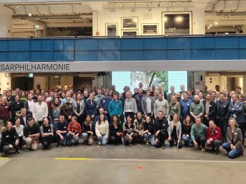 Gruppenfoto der REGULUS-Community 2026 im HP8 Gasteig München in Halle E