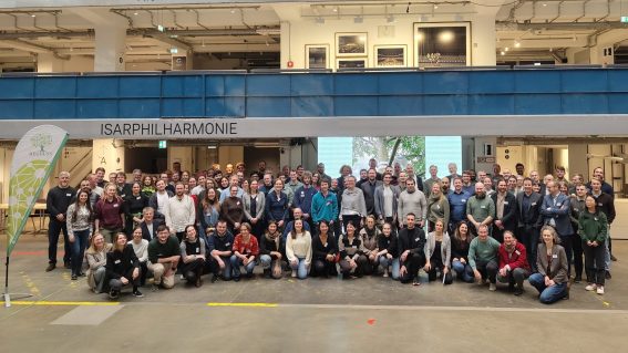 Gruppenfoto der REGULUS-Community 2026 im HP8 Gasteig München in Halle E