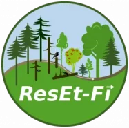 ResEt-Fi Logo zeigt Projektnamen in einer unteren grünen Welle eines Kreises und darüber einen Wald aus grafischen Nadel- und Laubwald und seinen Herausforderungen Trockenheit und Borkenkäfer © ResEt-Fi {{brizy_dc_image_alt imageSrc=